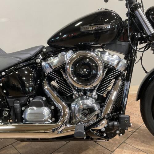 2026 Harley-Davidson® FXBB Street Bob® Vivid Black  thumb 3