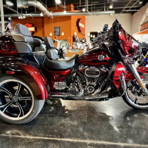 2022 Harley-Davidson® CVO™ Tri Glide® Dante’s Red Fade thumb 3