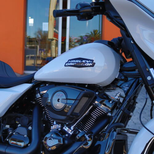 2024 Harley-Davidson® Street Glide® White Onyx Pearl thumb 3