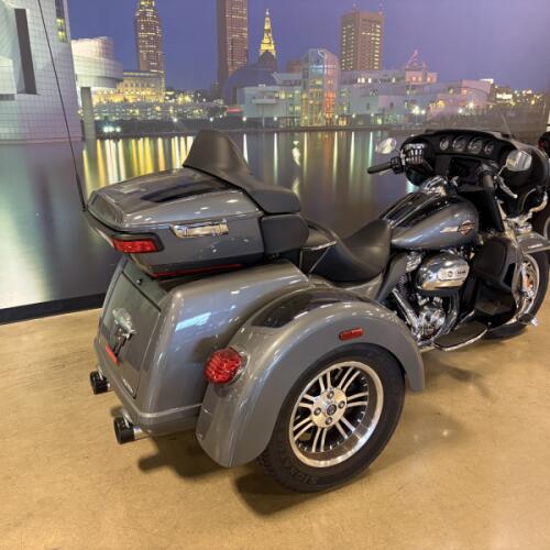 2022 Harley-Davidson® Tri Glide® Ultra FLHTCUTG thumb 0