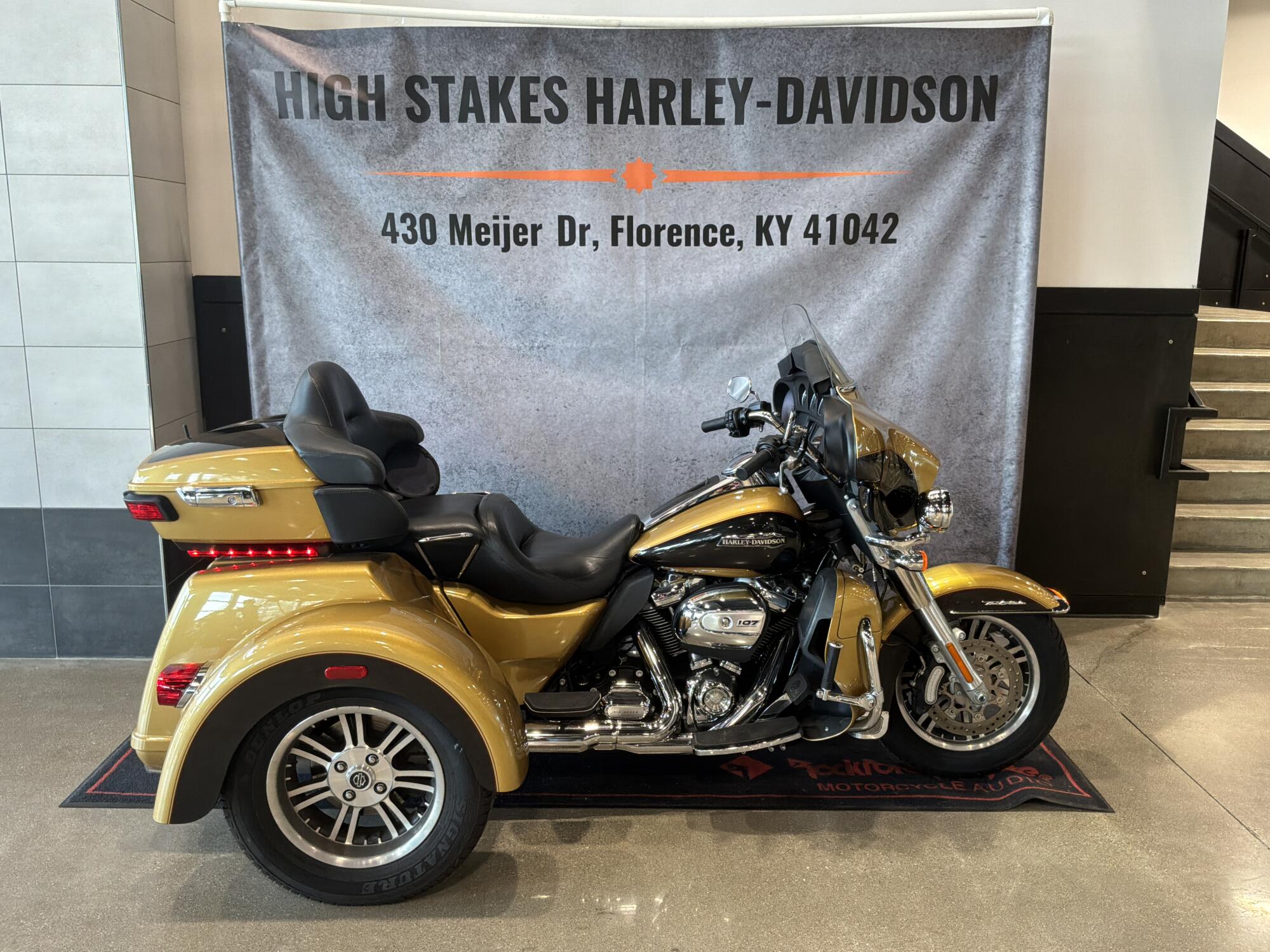2017 Harley-Davidson® Tri Glide® Ultra Two-Tone Black Hills Gold/Black Quartz FLHTCUTG