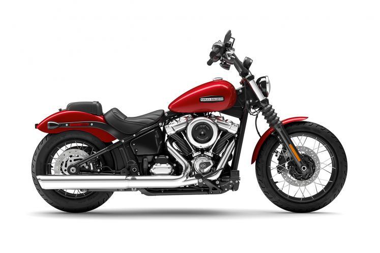 2026 FXBB Harley-Davidson® Street Bob® Brilliant Red Chrome Laced Wheels