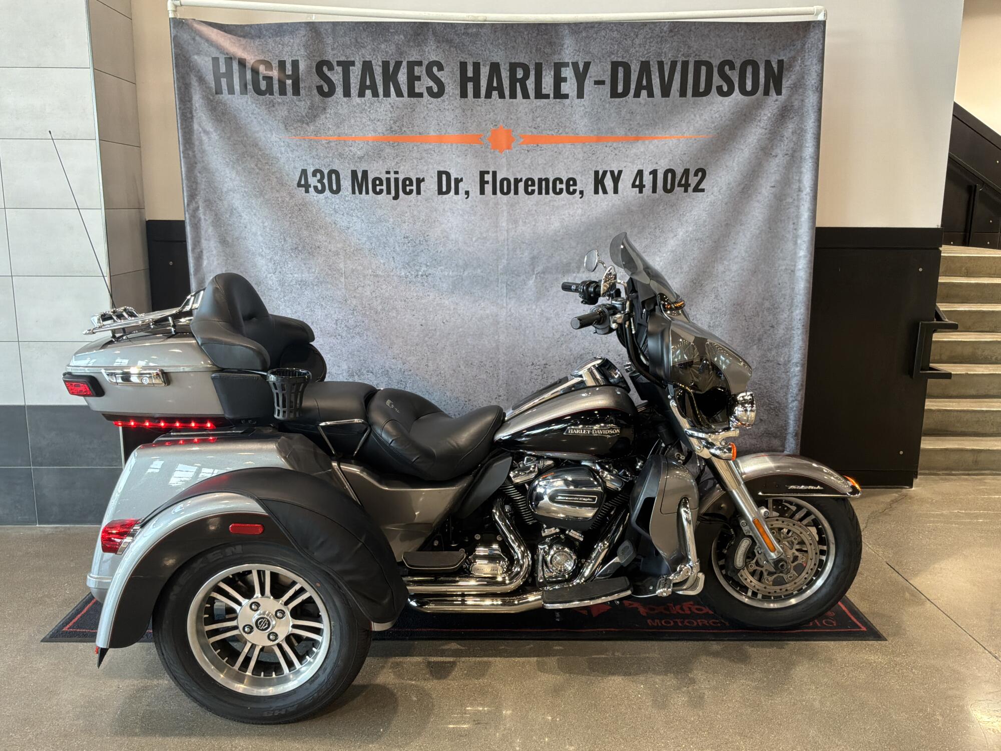 2017 Harley-Davidson® Tri Glide® Ultra Two-Tone Billet Silver/Vivid Black FLHTCUTG