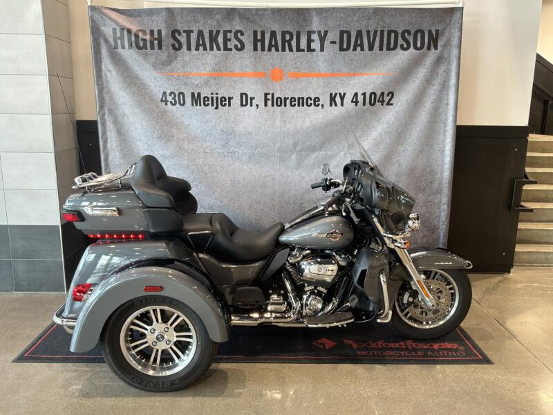 2022 Harley-Davidson® Tri Glide® Ultra Gauntlet Gray Metallic/Vivid Black