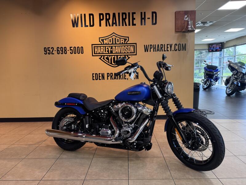 2026 Harley-Davidson® Street Bob® Aurora Blue Denim Chrome Laced Wheels