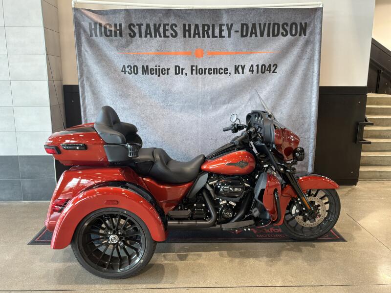 2025 Harley-Davidson® Tri Glide® Ultra Whiskey Fire / Vivid Black - Black Finish FLHTCUTG