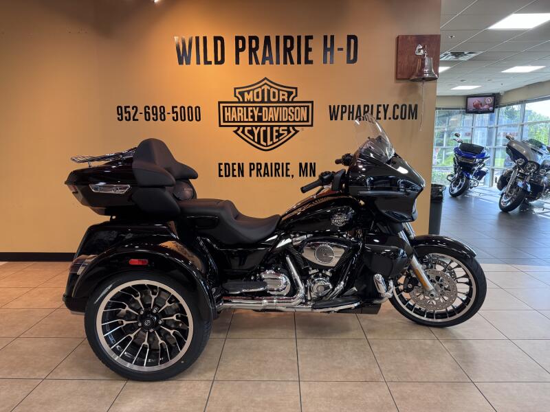 2026 Harley-Davidson® Street Glide 3 Limited Vivid Black Chrome Trim