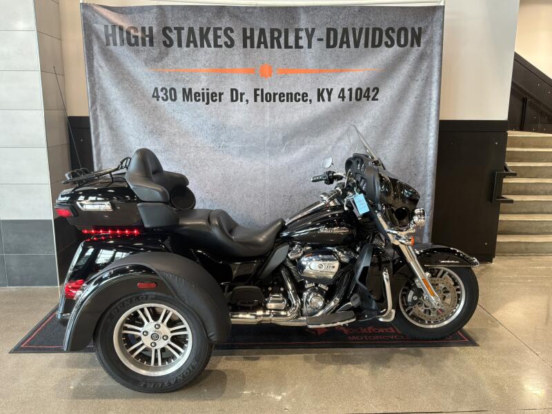 2021 Harley-Davidson® Tri Glide® Ultra Vivid Black FLHTCUTG