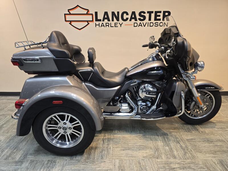 2016 Harley-Davidson® Tri Glide® Ultra Two-Tone Billet Silver/Vivid Black FLHTCUTG