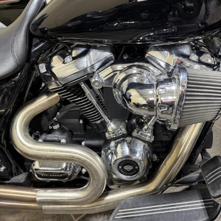 2018 Harley-Davidson® Street Glide® Vivid Black thumb 2