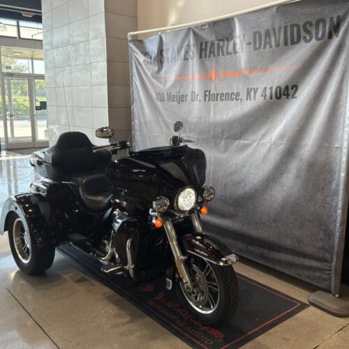 2022 Harley-Davidson® Tri Glide® Ultra Midnight Crimson/Vivid Black FLHTCUTG thumb 3