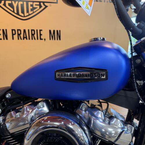 2026 Harley-Davidson® Street Bob® Aurora Blue Denim Chrome Laced Wheels thumb 3
