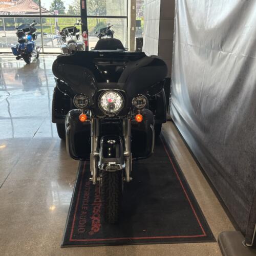 2022 Harley-Davidson® Tri Glide® Ultra Gauntlet Gray Metallic/Vivid Black thumb 2