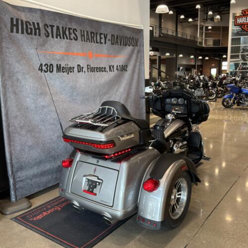 2017 Harley-Davidson® Tri Glide® Ultra Two-Tone Billet Silver/Vivid Black FLHTCUTG thumb 1
