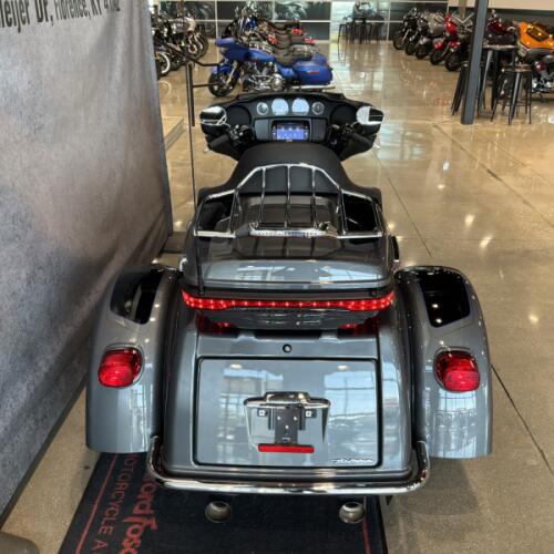 2022 Harley-Davidson® Tri Glide® Ultra Gauntlet Gray Metallic/Vivid Black thumb 0