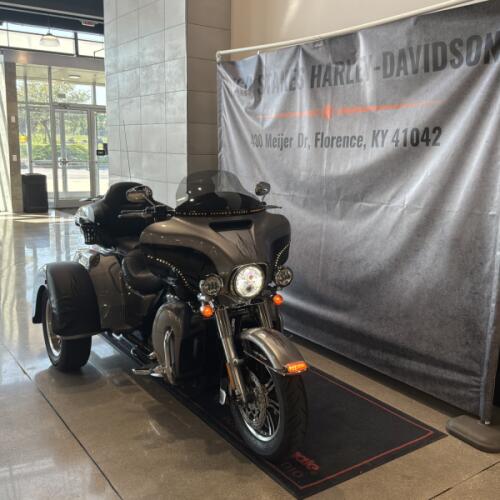 2017 Harley-Davidson® Tri Glide® Ultra Two-Tone Billet Silver/Vivid Black FLHTCUTG thumb 3