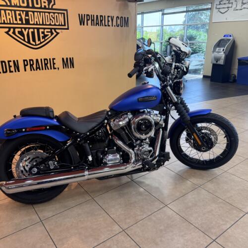 2026 Harley-Davidson® Street Bob® Aurora Blue Denim Chrome Laced Wheels thumb 1
