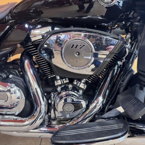 2026 Harley-Davidson® Street Glide 3 Limited Vivid Black Chrome Trim thumb 2
