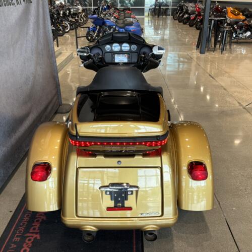 2017 Harley-Davidson® Tri Glide® Ultra Two-Tone Black Hills Gold/Black Quartz FLHTCUTG thumb 0