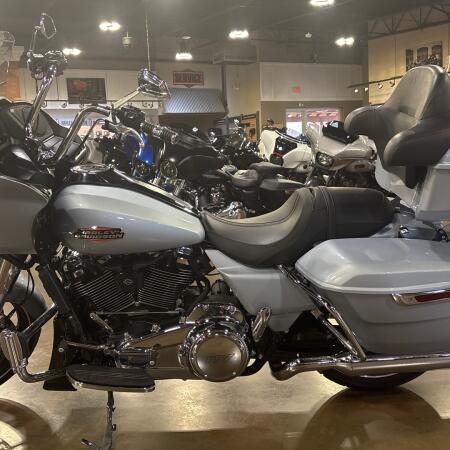 FLTRX 2025 Road Glide™ thumb 2