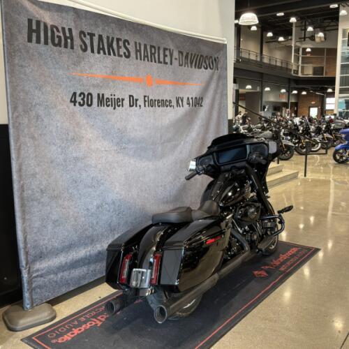 2025 Harley-Davidson® Street Glide® Vivid Black - Black Finish thumb 1