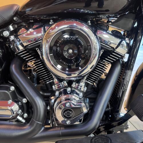 2026 Harley-Davidson® Heritage Classic Vivid Black Black Laced Wheels thumb 2