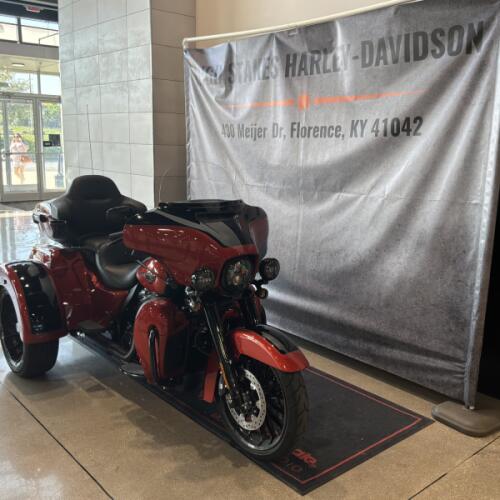 2025 Harley-Davidson® Tri Glide® Ultra Whiskey Fire / Vivid Black - Black Finish FLHTCUTG thumb 3