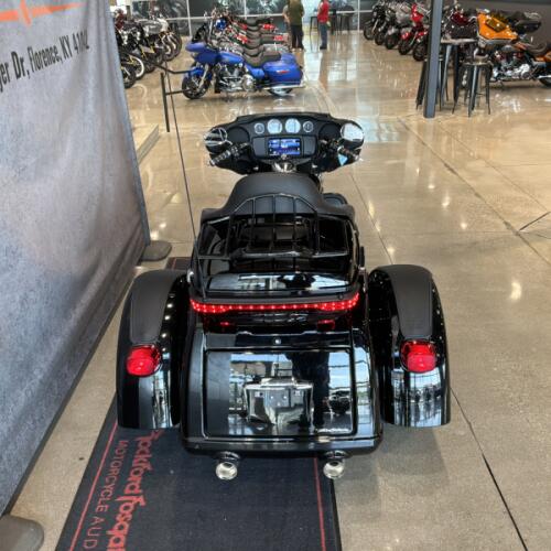 2021 Harley-Davidson® Tri Glide® Ultra Vivid Black FLHTCUTG thumb 0
