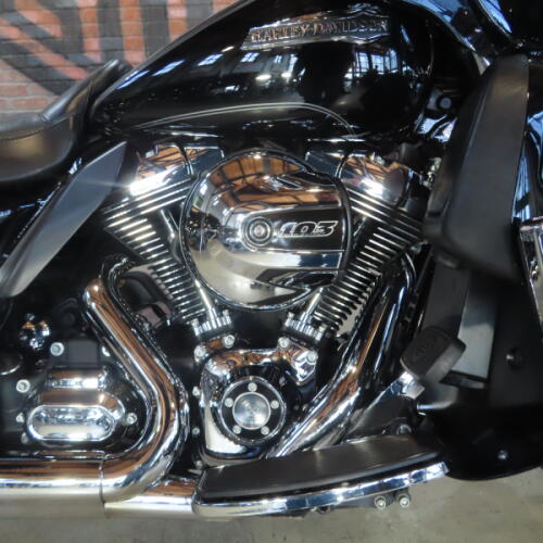 2015 Harley-Davidson® Electra Glide® Ultra Classic™ FLHTCU thumb 2