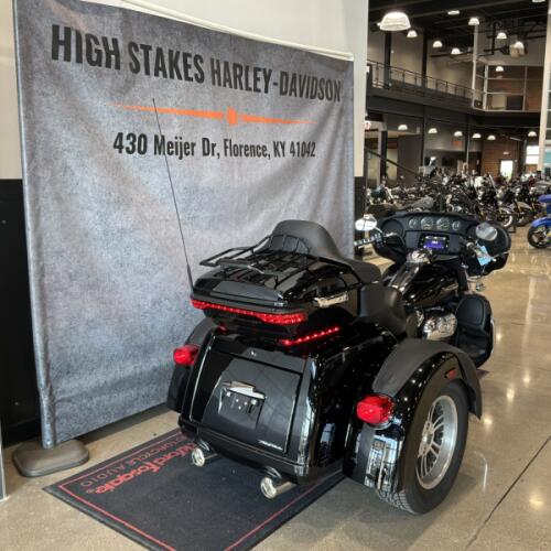 2021 Harley-Davidson® Tri Glide® Ultra Vivid Black FLHTCUTG thumb 1