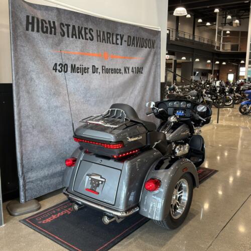 2022 Harley-Davidson® Tri Glide® Ultra Gauntlet Gray Metallic/Vivid Black thumb 1