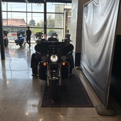 2022 Harley-Davidson® Tri Glide® Ultra Midnight Crimson/Vivid Black FLHTCUTG thumb 2