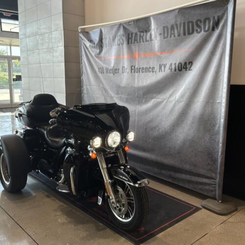 2021 Harley-Davidson® Tri Glide® Ultra Vivid Black FLHTCUTG thumb 3