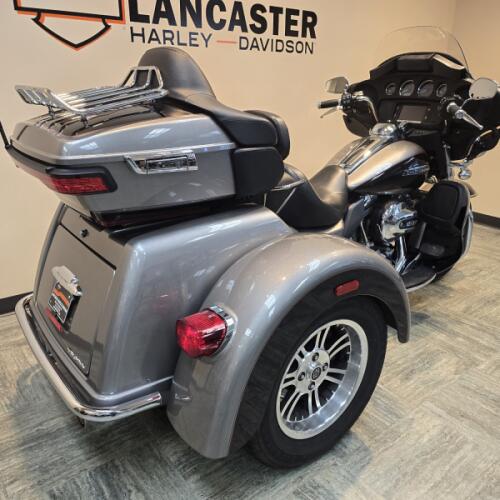 2016 Harley-Davidson® Tri Glide® Ultra Two-Tone Billet Silver/Vivid Black FLHTCUTG thumb 3