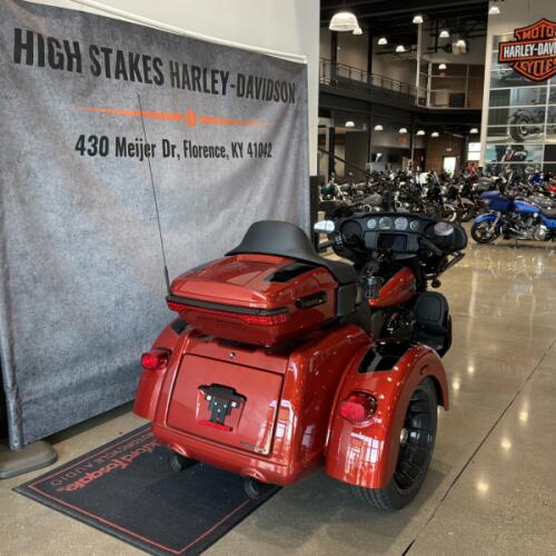 2025 Harley-Davidson® Tri Glide® Ultra Whiskey Fire / Vivid Black - Black Finish FLHTCUTG thumb 1