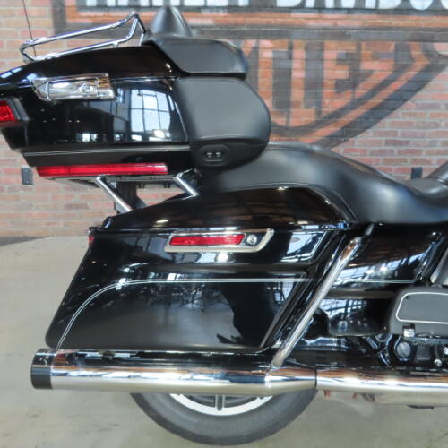 2015 Harley-Davidson® Electra Glide® Ultra Classic™ FLHTCU thumb 1