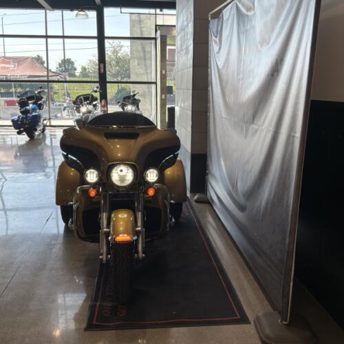 2017 Harley-Davidson® Tri Glide® Ultra Two-Tone Black Hills Gold/Black Quartz FLHTCUTG thumb 2