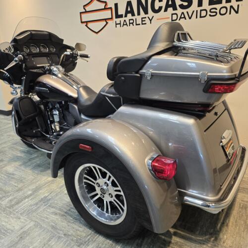 2016 Harley-Davidson® Tri Glide® Ultra Two-Tone Billet Silver/Vivid Black FLHTCUTG thumb 0