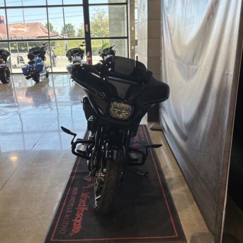 2025 Harley-Davidson® Street Glide® Vivid Black - Black Finish thumb 2