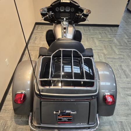 2016 Harley-Davidson® Tri Glide® Ultra Two-Tone Billet Silver/Vivid Black FLHTCUTG thumb 1