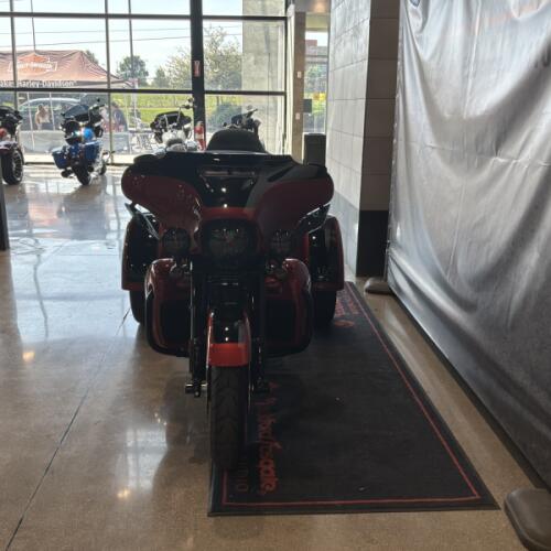 2025 Harley-Davidson® Tri Glide® Ultra Whiskey Fire / Vivid Black - Black Finish FLHTCUTG thumb 2