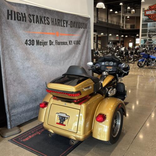 2017 Harley-Davidson® Tri Glide® Ultra Two-Tone Black Hills Gold/Black Quartz FLHTCUTG thumb 1