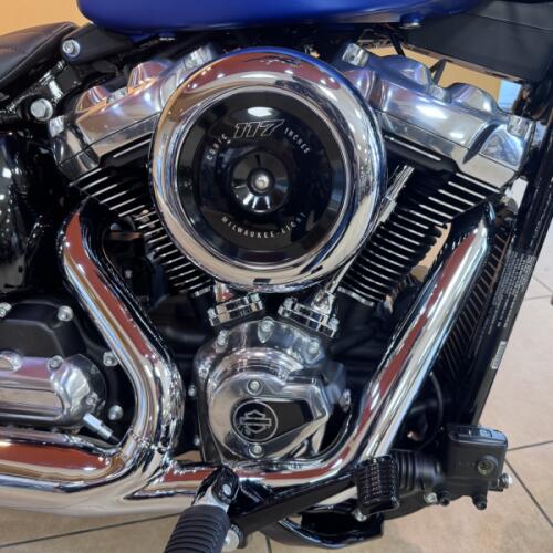 2026 Harley-Davidson® Street Bob® Aurora Blue Denim Chrome Laced Wheels thumb 2