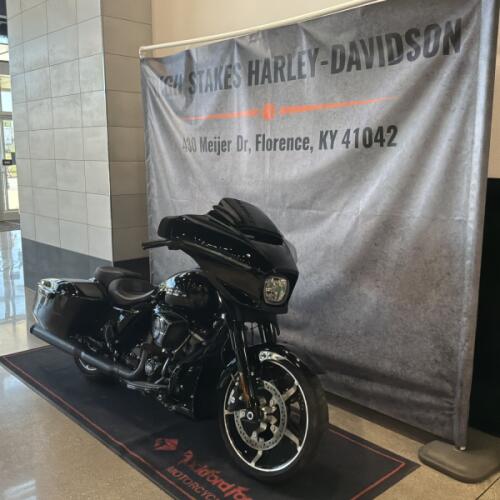 2025 Harley-Davidson® Street Glide® Vivid Black - Black Finish thumb 3