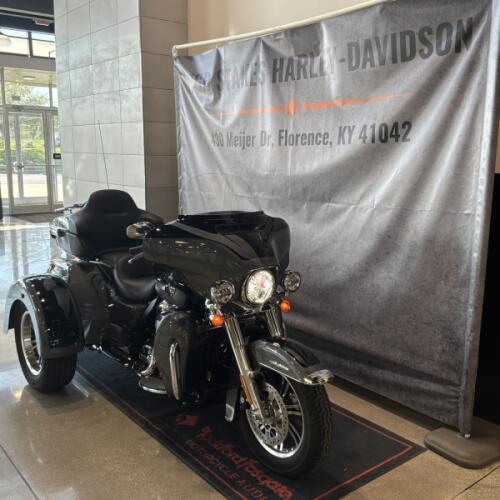 2022 Harley-Davidson® Tri Glide® Ultra Gauntlet Gray Metallic/Vivid Black thumb 3