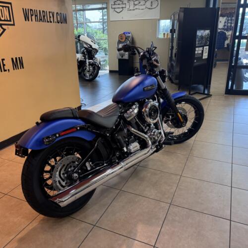 2026 Harley-Davidson® Street Bob® Aurora Blue Denim Chrome Laced Wheels thumb 0