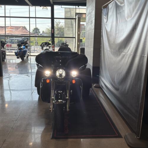 2021 Harley-Davidson® Tri Glide® Ultra Vivid Black FLHTCUTG thumb 2