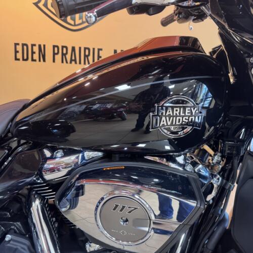 2026 Harley-Davidson® Street Glide 3 Limited Vivid Black Chrome Trim thumb 3