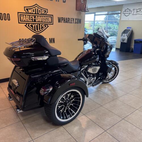 2026 Harley-Davidson® Street Glide 3 Limited Vivid Black Chrome Trim thumb 0