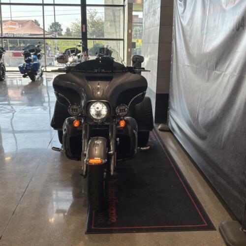 2017 Harley-Davidson® Tri Glide® Ultra Two-Tone Billet Silver/Vivid Black FLHTCUTG thumb 2